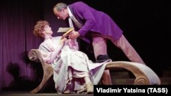 Сцена из спектакля "Пигмалион" по пьесе Бернарда Шоу на сцене театра "Современник", 1995 год
