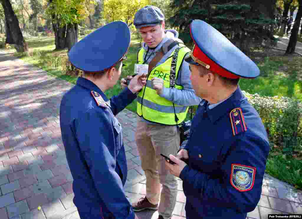 Полицейский рядом с пожарной