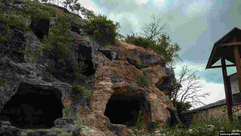 В общей сложности в городе сто семьдесят пещер, но люди в них не жили &ndash; они строили дома, а в скалах вырубали подсобки и подвалы. Исключение &ndash; темница, в которой держали именитых узников