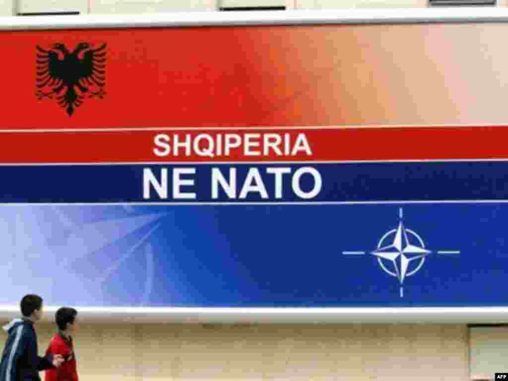 Албания низ ҳамакнун "дар НАТОст", тавре аз овезаҳои кӯчаҳои Тирана бармеояд.