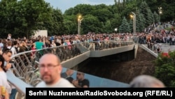 Тисячі людей прийшли на відкриття мосту у Києві. Україна, 25 травня 2019 року