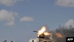 Pobunjenici ispaljuju rakete na Gadafijeve snage, 31. mart 2011.