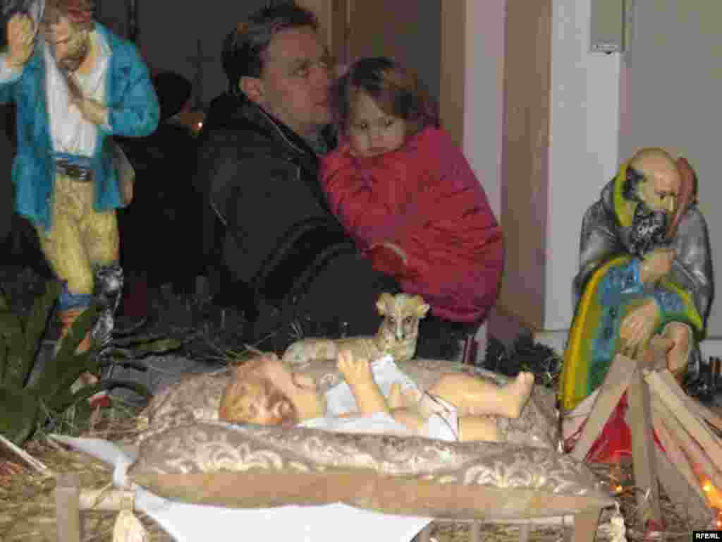 Пад час набажэнства ў менскай архікатэдры - Belarus – Catholics celebrate Christmas, Minsk 25Dec2007