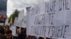 "Duam punë dhe paga të dinjitetshme" - slogan i një proteste të punëtorëve në Prishtinë. Fotografi nga arkivi. 
