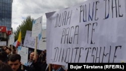 "Duam punë dhe paga të dinjitetshme" është një prej mesazheve në një protestë të punëtorëve në Prishtinë.