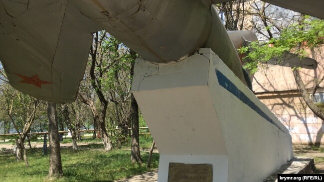 Памятник советскому летчику Павлу Беляеву, поселок Гвардейское, Симферопольский район
