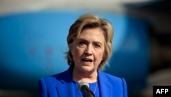 Hillary Clinton adreîndu-se presei la Westchester County Airport în White Plains, New York