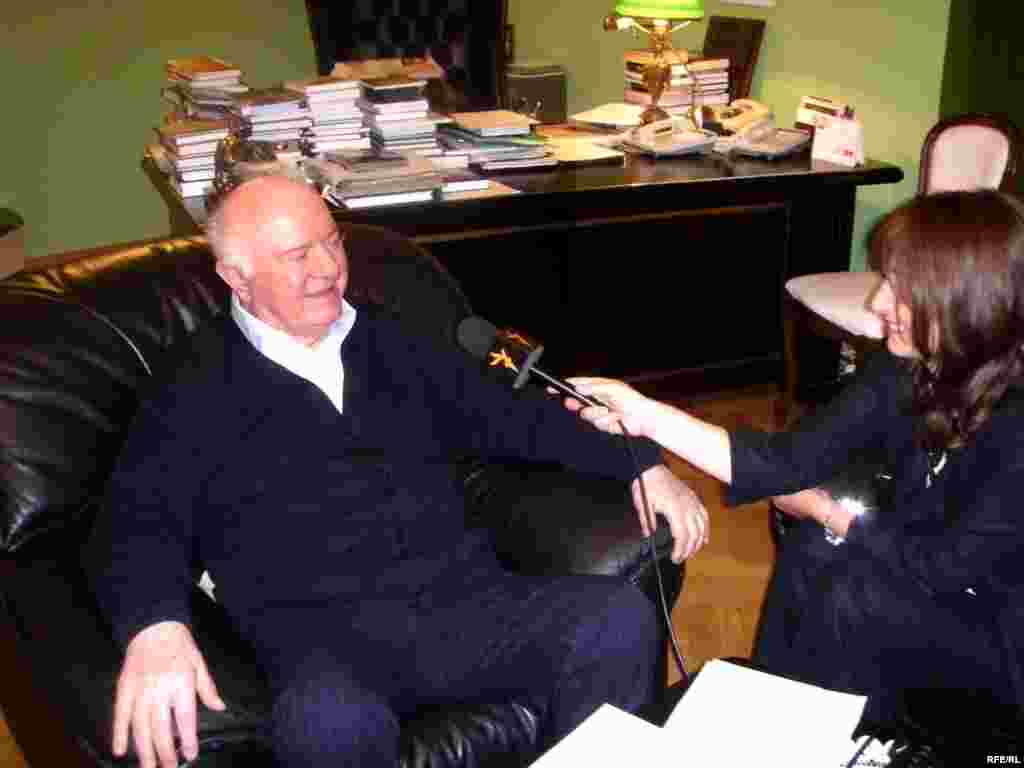 Former President Eduard Shevardnadze speaks to RFE/RL's Tbilisi Bureau Chief Marina Vashakmadze in October 2009.