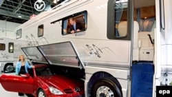 Если у вас есть деньги, вы можете пристроить к своему каравану хоть конуру для Mercedes CLK. Впрочем, обычные члены клуба путешествуют менее экстравагантно