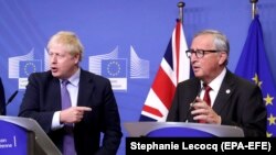 Британ премьери Борис Жонсон (солдо) менен Еврокомиссиясынын президети Жан-Клод Юнкер, Брюссел, 17-октябрь 2019-жыл.