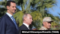 Siriýanyň prezidenti Başar al-Assad, Orsýetiň prezidenti Wladimir Putin we Orsýetiň goranmak ministri Sergeý Şoýgu. 11-nji dekabr, 2017 ý.