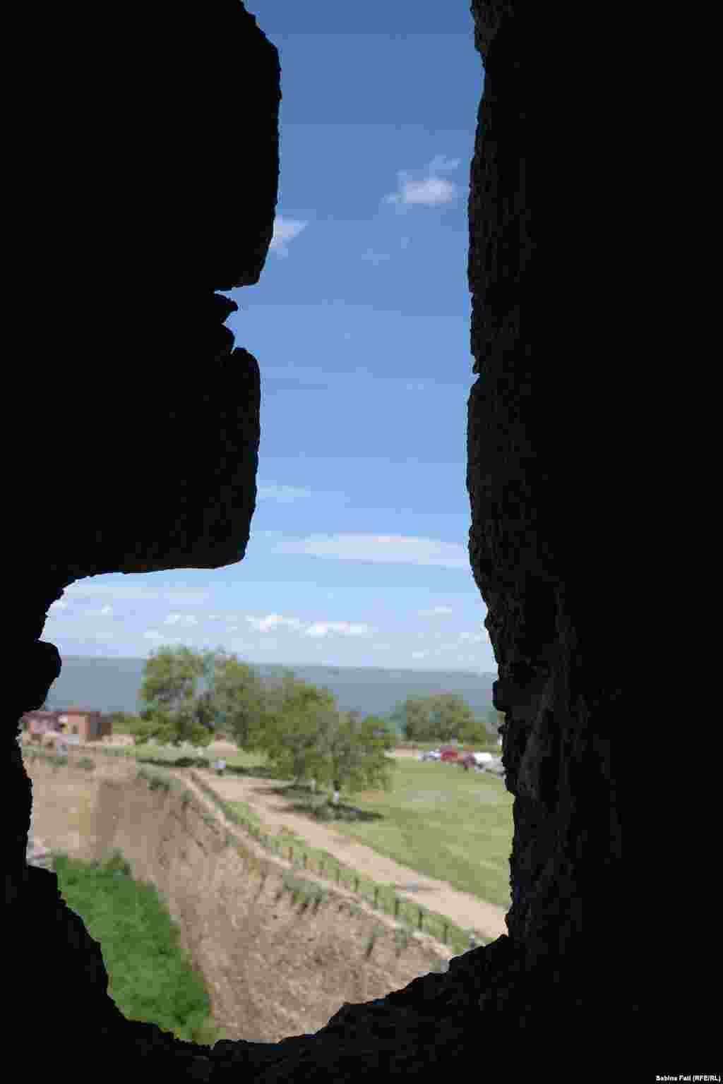 Cetatea Albă 2016, zidul exterior văzut printr-o &bdquo;fereastră&rdquo; a cetății.