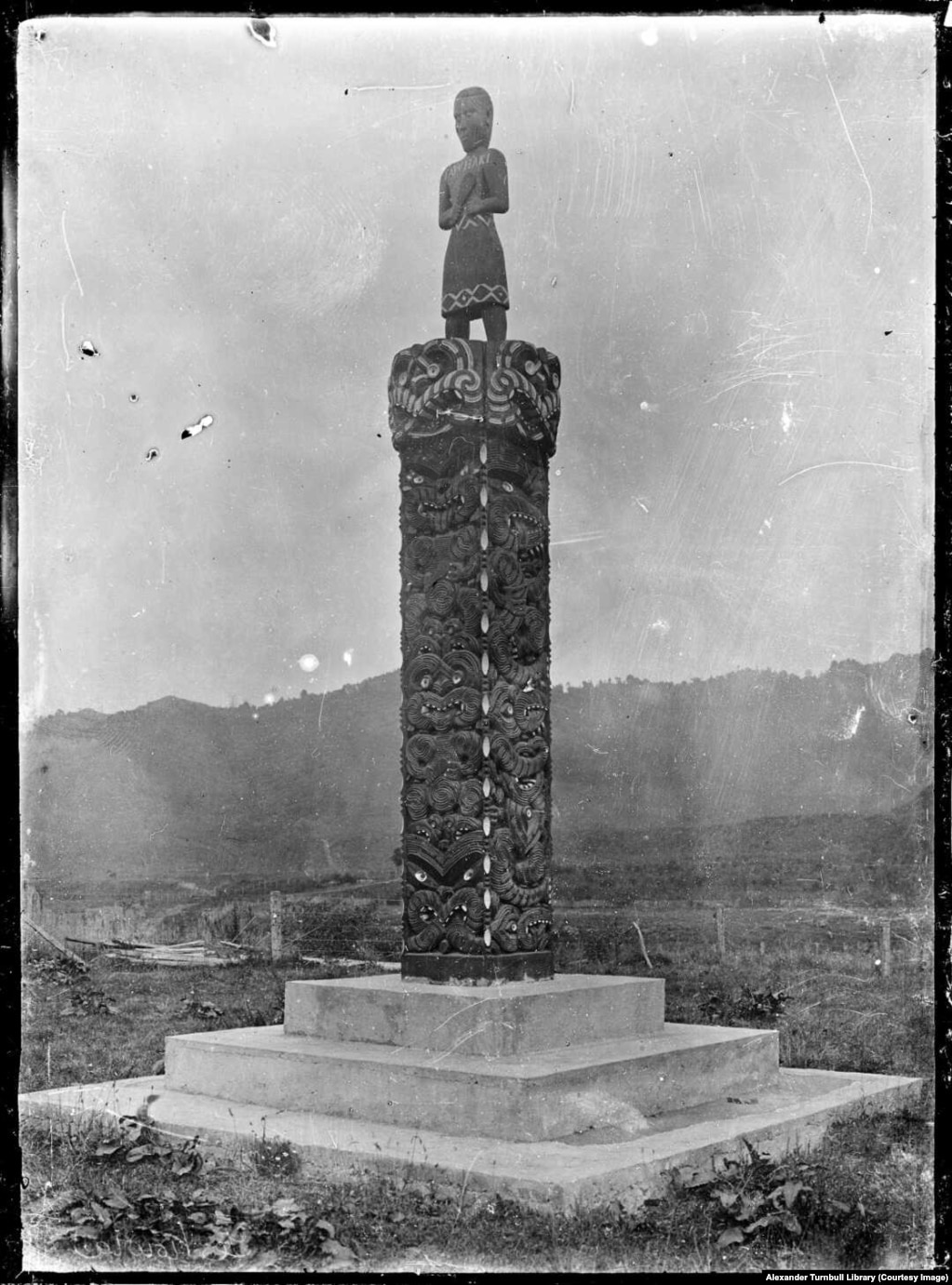 Un memorial maori pentru victimele virusului din Noua Zeelandă Din Noua Zeelandă, boala s-a răspândit în Samoa,o insulă din Pacific, unde a ucis 22% din întreaga populație, de 38.000, în decurs de două luni. În Iran, se estimează că până la 2,4 milioane - care ar fi fost mai mult de 20 la sută din populația țării - au murit. Aproximativ 300.000 de oameni au fost uciși de pandemie în Brazilia, inclusiv președintele ales al țării.