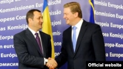 Moldovan Prime Minister Vlad Filat meets in Brussels with Stefan Fule, the EU's enlargement commissioner (file photo)