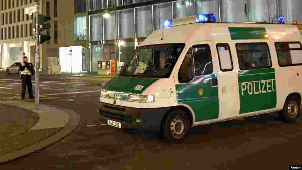 ГЕРМАНИЈА - Германска медицинска сестра е уапсена под сомнение дека се обидела да отруе пет предвремено родени бебиња со морфиум измешан со мајчино млеко во шприц, објави јавниот обвинител во германскиот град Улм, а пренесе германската новинска агенција ДПА.
