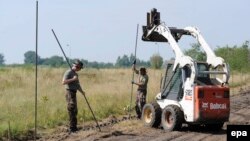 В Угорщині почали будівництво паркану на кордоні з Сербією, 3 серпня 2015