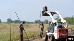 Сербиямен шекараға қоршау тұрғызып жатқан Венгрия сарбаздары. 3 тамыз 2015 жыл.