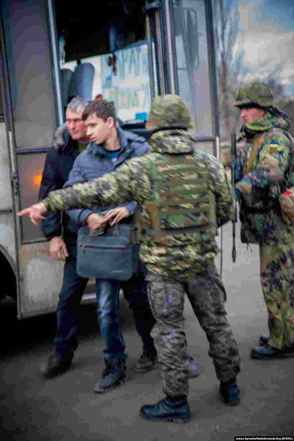 Пасажири автобуса Луганськ-Харків висаджуються, військові проводитимуть обшук.
