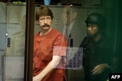 Viktor Bout arrives at a criminal court in Bangkok shortly before his extradition to the United States in 2010.