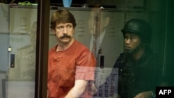  Виктор Бут идва в съда в Банкок малко преди да бъде екстрадиран в Съединени американски щати, 2010 година 