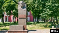 Пам'ятник українському акторові і драматургу Маркові Кропивницькому у нині вже Кропивницькому, 14 липня 2016 року