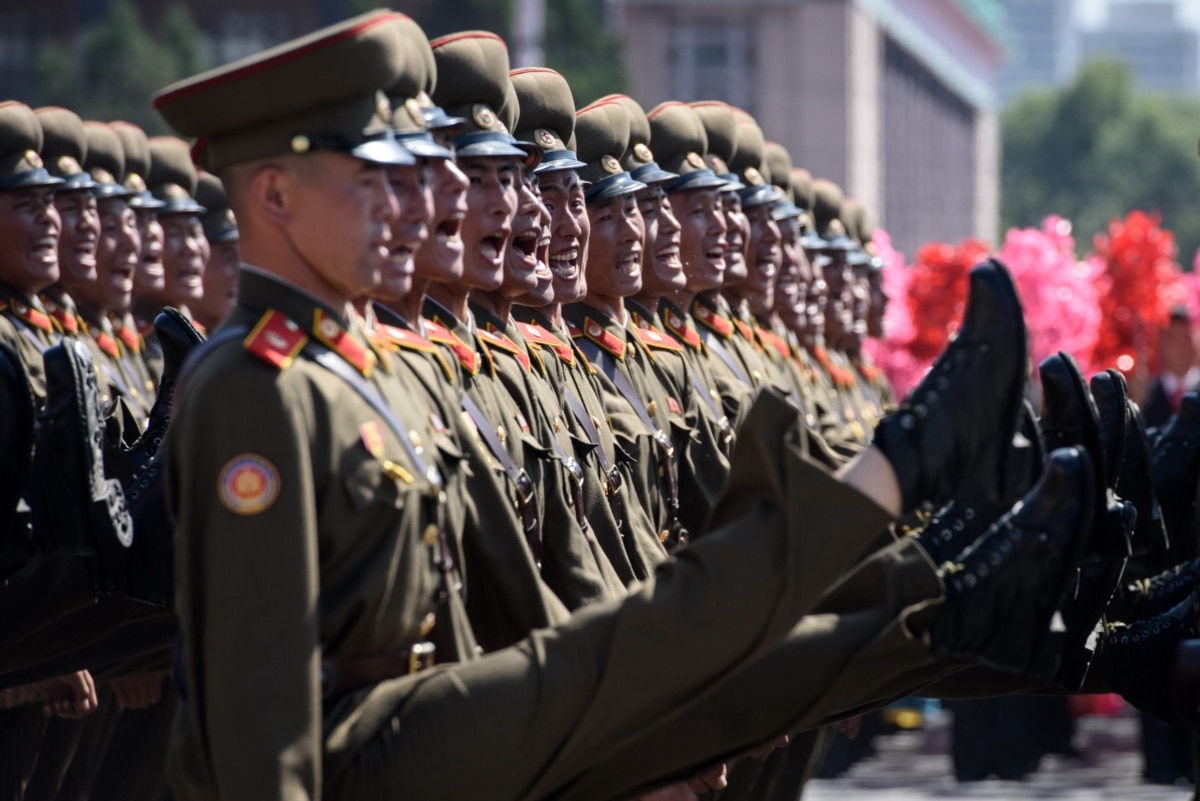 Солдати Корейської народної армії (КНА) марширують під час мітингу на площі Кім Ір Сена в Пхеньяні