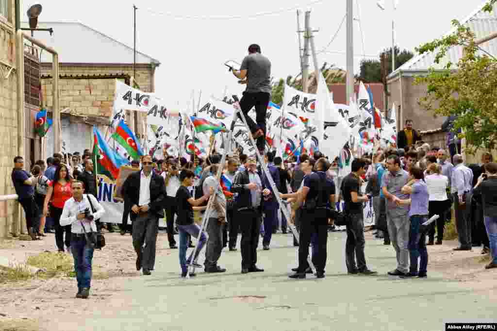 Saat 12-də AXCP üzvləri də meydana axışmağa başladılar.