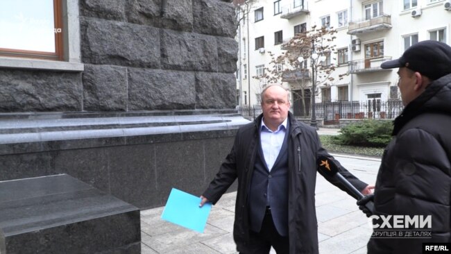 Утім, коли «Схеми» ще раз зустріли його вже в грудні, на порозі Офісу президента – він уже нічого не захотів розповідати