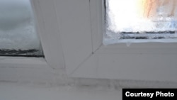 Заледеневшее окно в одном из домов Белогорска