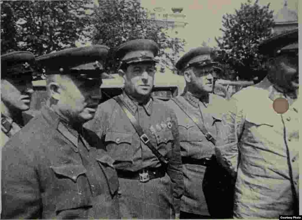 Nikita Hrușciov, lider al comuniștilor ucraineni și Lev Z. Mehlis, adjunct al ministrului apărării și șef al administrației politice a Armatei Roșii, la Chișinău, la 4 iulie 1940 (Source: ANM).