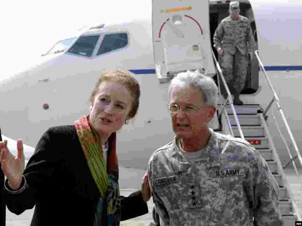 Глава европейского командования ВС США, генерал Бантц Крэддок (справа) в аэропорту Тбилиси, 21 августа 2008