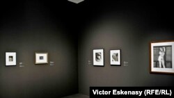 Imagine din expoziție cu fotografiile lui Man Ray