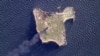 Fotografie din satelit, figurând astăzi în prima pagină a cotidianului Le Monde, care arată Insula Șerpilor, cu fum ieșind din instalațiile militare rusești, lovite de un proiectil tras de o dronă ucraineană. 