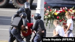 Люди возлагают цветы в память о протестующем, погибшем в Минске во время акции протеста против результатов выборов