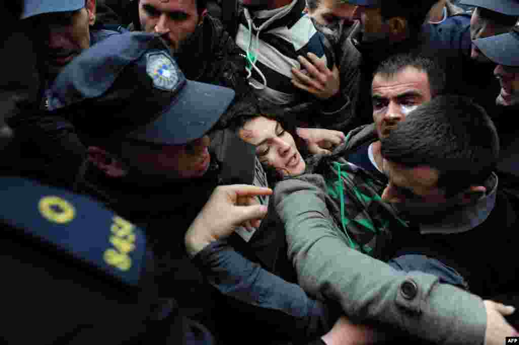 Studentët protestues përleshen me policët gjatë një demonstrate para Rektoratit të Universitetit Publik në Prishtinë, mbi vlefshmërinë dyshimtë të kualifikimeve të disa profesorëve të universitetit.&nbsp;