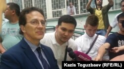 Итальянский правозащитник Антонио Станго общается с журналистами. Алматы, 20 июня 2018 года.