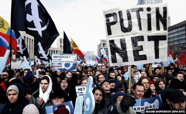 Під час акції за свободу інтернету в столиці Росії. Москва, 10 березня 2019 року