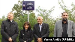 Dragan Đilas, Ljiljana Smajlović, Slobodan Stanimirović i Vukašin Obradović pored table sa nazivom ulice Slavka Ćuruvije, Beograd, 5. oktobar 2010