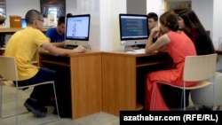 Internet kafede oturan ýaşlar (Illýustrasiýa suraty)