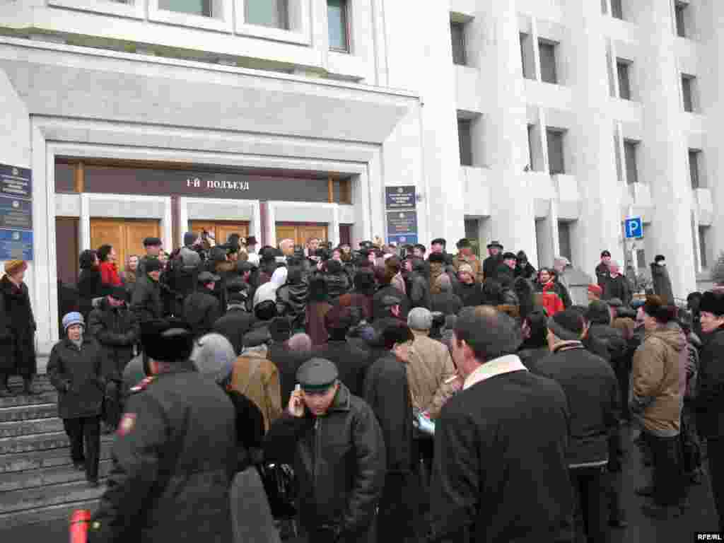 Сотни людей участвовали на акции протеста перед городским акиматом. Алматы, 19 декабря 2008 года. - Сотни людей участвовали на акции протеста перед городским акиматом. Алматы, 19 декабря 2008 года. 