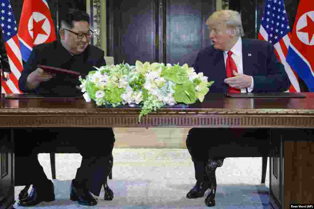 Дональд Трамп и Ким Чен Ын во время подписания Декларации.