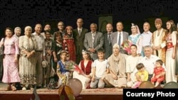 Творческий коллектив узбекского академического театра имени Бабура в Оше. 