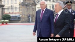 Президент Казахстана Нурсултан Назарбаев и президент Чехии Вацлав Клаус (слева). Прага, 23 октября 2012 года.