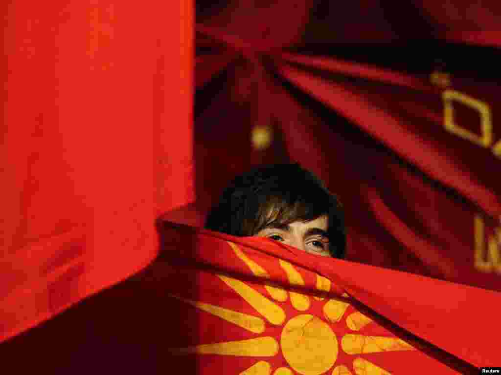 Makedonija - Pristalice vladajuće VMRO stranke tijekom svojg prvog predizbornog skupa u Ohridu, 16.05.2011. Foto: Reuters / Ognen Teofilovski 