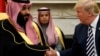 Presidenti amerikan, Donald Trump (djathtas) duke shtrënguar duart me princin saudit të kurorës, Mohammed bin Salman në Zyrën Ovale të Shtëpisë së Bardhë. Fotografi e vitit 2018.