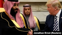 Presidenti amerikan, Donald Trump (djathtas) duke shtrënguar duart me princin saudit të kurorës, Mohammed bin Salman në Zyrën Ovale të Shtëpisë së Bardhë. Fotografi e vitit 2018.