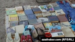 Berdimuhamedow kitap açlygyny çekýän’ ýurtda kitaphana gününi teklip edýär