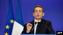 Nicolas Sarkozy duke folur para mbështetësve të tij pas shalljes së rezultateve të zgjedhjeve lokale