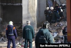 Разбор завалов на месте взрыва газа в Магнитогорске