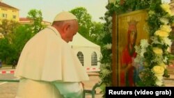 Papa Francis rugându-se la Sofia. 5 mai 2019